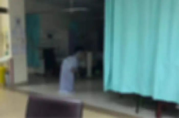 Karena nenek tersebut terlihat sudah bungkuk, warganet kemudian mengaitkannya dengan hal-hal misterius di rumah sakit.