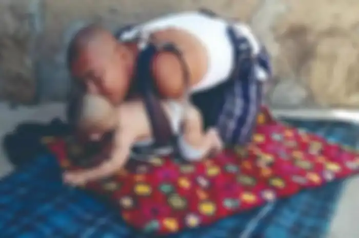 Kemauannya yang kuat tak hanya membuatnya bisa merawat dirinya sendiri melainkan merawat putranya yang kini baru berusia 9 bulan.
