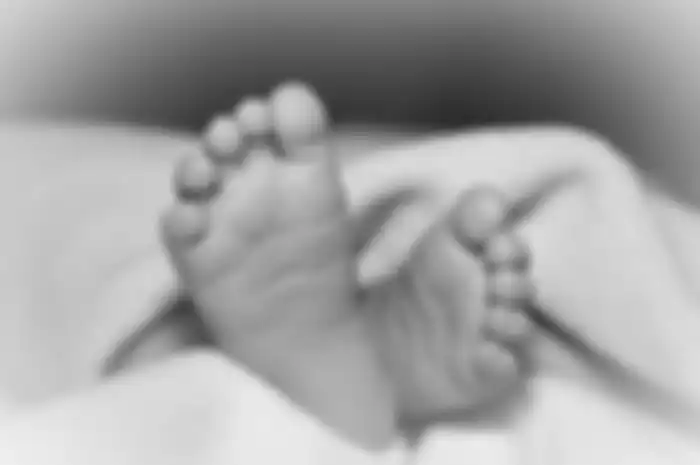 Seorang bayi yang baru 22 bulan harus merasakan sakit karena 'tewas perlahan' karena disiksa pacar ibunya sementara ibunya tidak melakukan apapun.