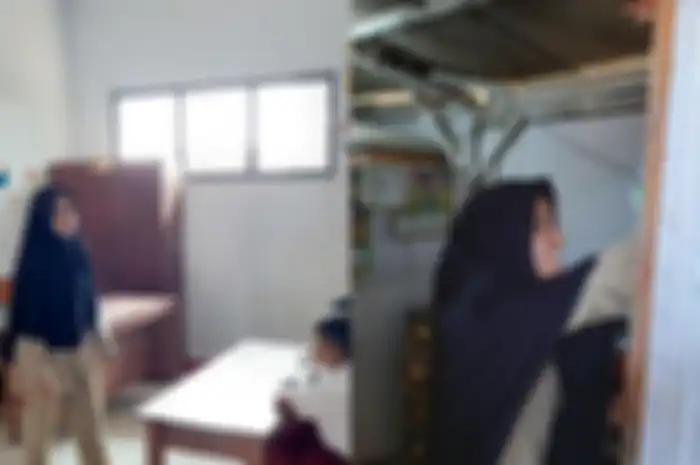 Nining Suryani, guru di SDN Karyabuana 3 Cibaliung, Kabupaten Pandeglang, Banten, terpaksa harus tinggal di toilet sekolah lantaran tidak punya rumah.