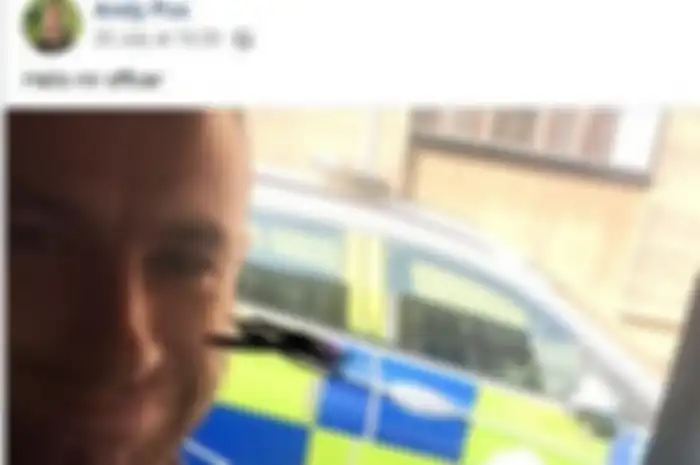 Seorang buronan sempat mengejek polisi di media sosial, namun setelah tertangkap, mereka justru selfie bersama dan diunggah ke Twitter.