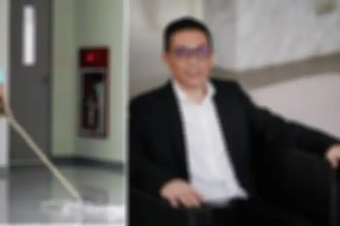 Nah, pada akhir pekan Vernon selalu membantu ayahnya untuk bekerja membersihkan toilet di kantor, dan gedung bangunan itu.
