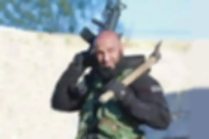 Sosok malaikat pencabut nyawa ini terkenal karena melawan ISIS di Irak yang berkecamuk di Tikrit dengan tetap menampilkan persona kharismatik.