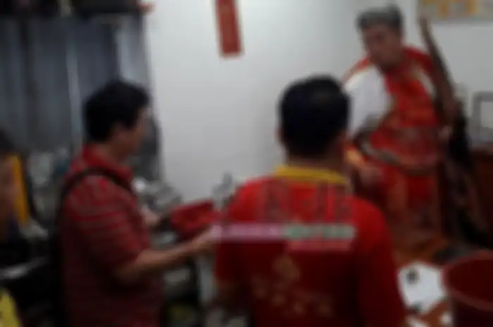 Setiap jam 5 sore, suaranya berubah menjadi laki-laki dan mengucapkan perkataan dan perbuatan yang tidak normal, serta rumah itu tercium bau bangkai.