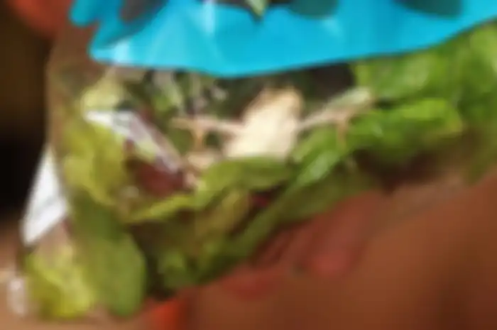  Salad-salad kemasan itu bercampur dengan bahan-bahan tak terduga: katak, kadal, tikus dan bahkan kelelawar.