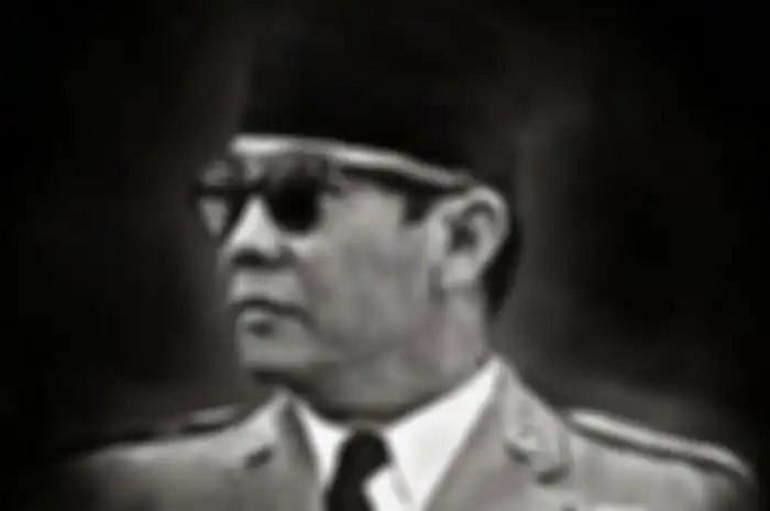 Bung Karno pernah berkata, "Dunia indah karena kaum wanita" Kepiawaian Sang Proklamator menempatkan diri dalam keindahan itu bahkan membuatnya larut.