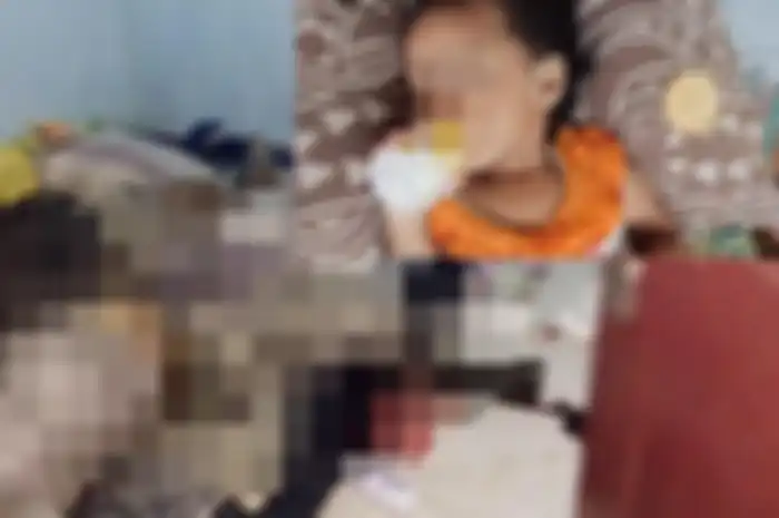 Warga mengatakan ada bau menyengat di sekitar rumah Fauzi hingga petugas kepolisian mendatangi lokasi.