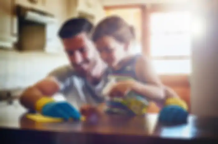 Menjaga anak untuk tetap berada di dalam rumah yang super bersih dan menjauhkannya dari interaksi dengan anak lain dapat memicu leukemia.