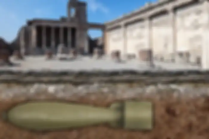 Pompeii adalah bagian penting dari Kekaisaran Romawi, sebuah kota kunci yang dilanda lava cair ketika Gunung Vesuvius meletus pada tahun 79 M.