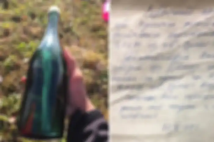 Sebuah botol berwarna hijau, yang telah terabaikan dalam waktu lama,dan terombang-ambing di lautan kondisinya masih utuh.