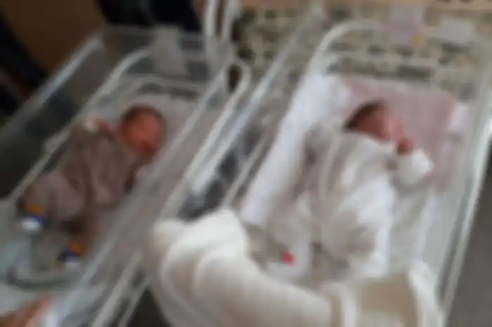 Sebuah kelahiran bayi kembar yang langka terjadi, si ibu mengatakan anak laki-lakinya tak mau buru-buru keluar.