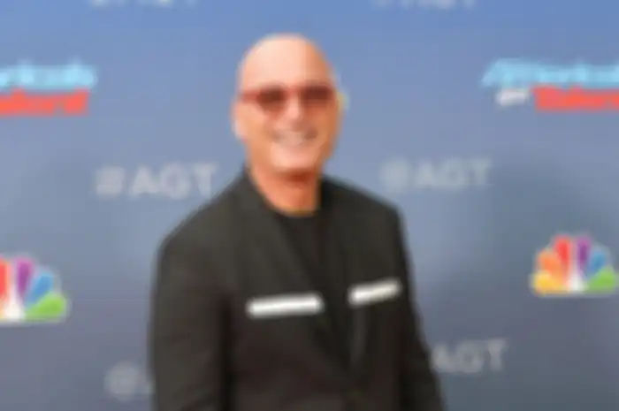 Howie Mandel mengakui pentingnya tetap aktif dan mencurahkan waktu untuk kesehatan mentalnya, itulah sebabnya dia terlihat sangat baik.
