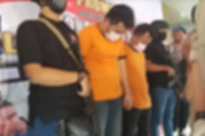 Kedua artis stand up comedy berinisial RN dan DN dibekuk polisi karena terbukti memiliki dan mengonsumsi sabu.