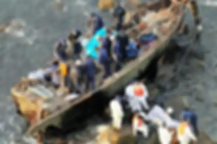 Kapal misterius itu, muncul dalam kondisi tidak layak untuk berlayar karena beberapa kayunya yang sudah rapuh.