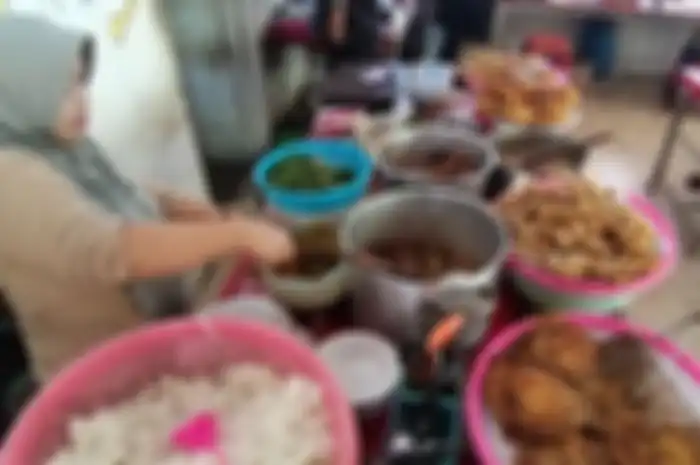 Bagi orang luar, khususnya orang dari Jakarta, bisa jadi harga-harga di Kantin Mbok Jum akan sangat mengejutkan, saking murahnya.