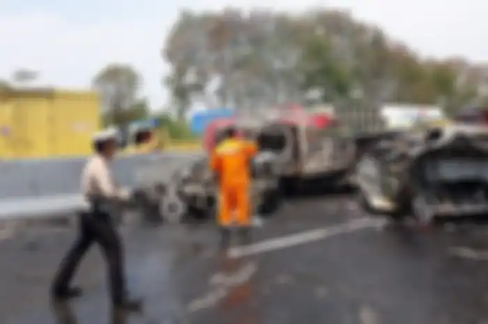 Sejumlah saksi mata di sekitar lokasi kejadian pun menuturkan betapa dahsyatnya kecelakaan tersebut.
