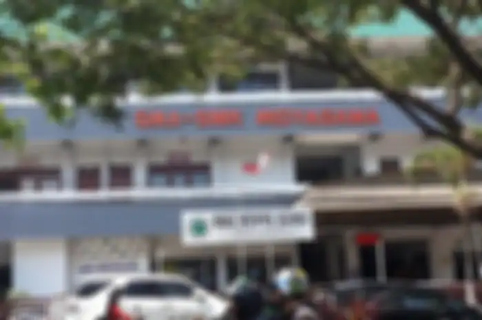 Seorang guru lantas bertanya kepada B kenapa tidak pulang. Siswa berinisial B itu lantas menceritakan alasannya.