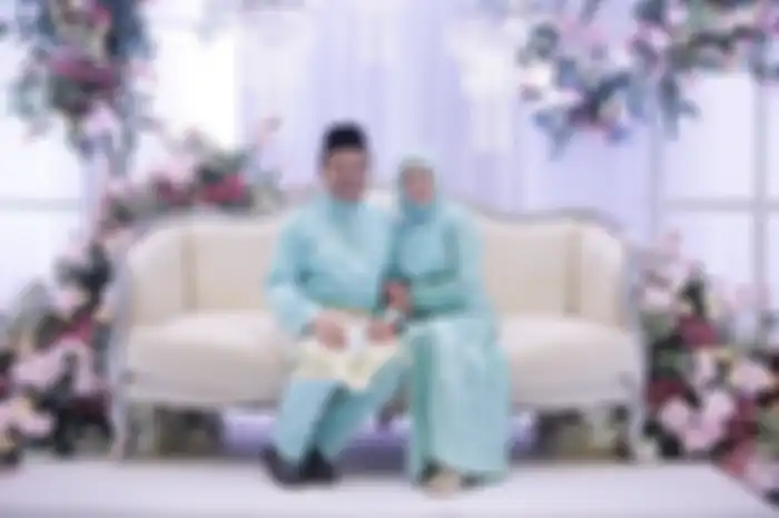 Mengenakan busana berwarna biru muda yang seragam, pasangan suami istri ini begitu cocok saat berjalan menuju ke kursi pelaminan.