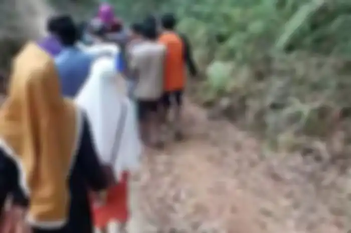 Nahas, wanita dari Kecamatan Panggarangan, Kabupaten Lebak, Banten, tersebut kehilangan bayi yang akan dilahirkannya.