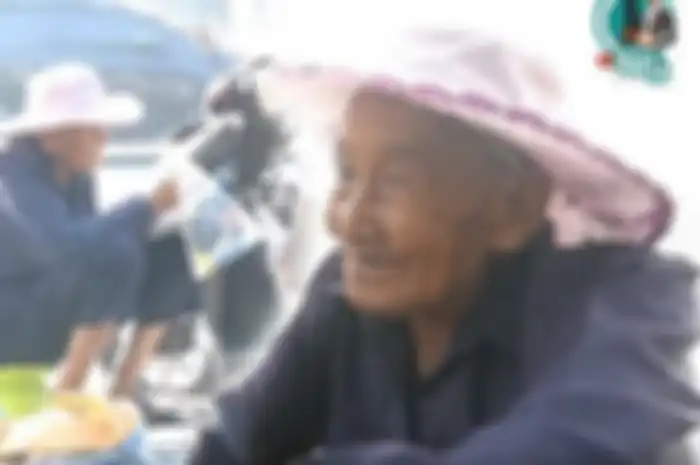 Dari video tersebut, tampak lelaki renta yang duduk di bawah lampu merah sembari menunggui koran jualannya.