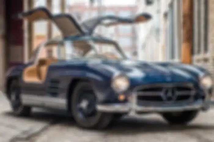 Artinya BJ Habibie punya 1 dari 300 unit yang tersebar di dunia. Namun pesona 300 SL bukan hanya historis tapi juga desain.
