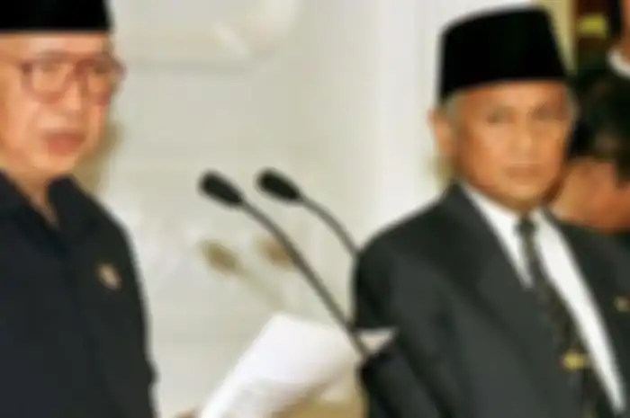 Waktu itu tanggal 18 Mei 1998, Pukul 15.20 WIB, Harmoko di GedungDPR, yang dipenuhi ribuan mahasiswa.
