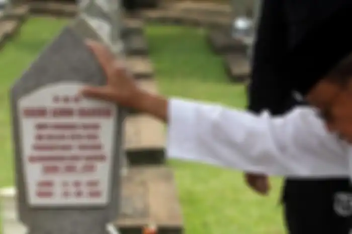 BJ Habibie mengakui saat ditinggal istrinya pergi ke "dimensi lain", tak bisa diungkapkan betapa hancur hatinya.