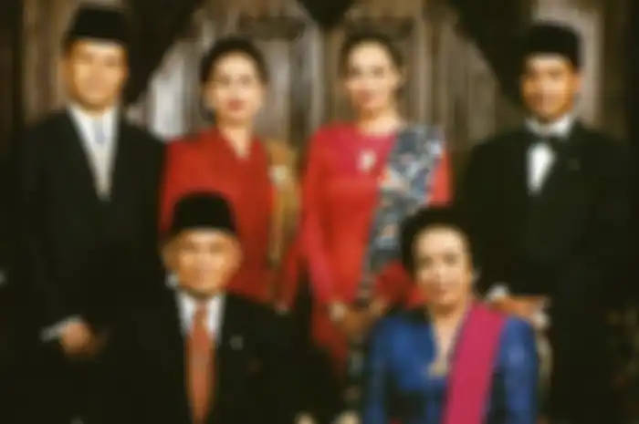 Ada kalimat puitis nan menyentuh yang diucapkan Ainun setelah dirinya 'menenangkan' Habibie yang emosinya meledak-ledak.