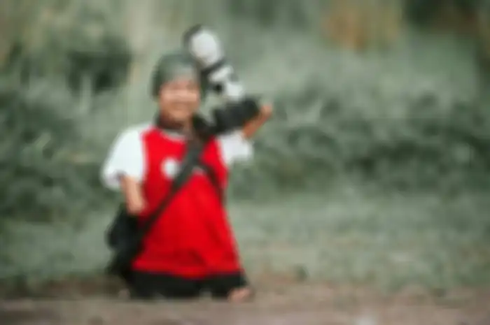 Sepanjang waktu berjalan, dia merasa menemukan kenyamanan dalam menjeprat-jepret kamera.