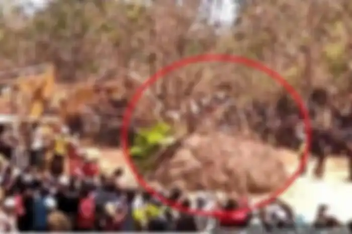 Tetua adat lalu berembuk dengan warga bagaimana sebaiknya cara memindah batu yang berukuran cukup besar.