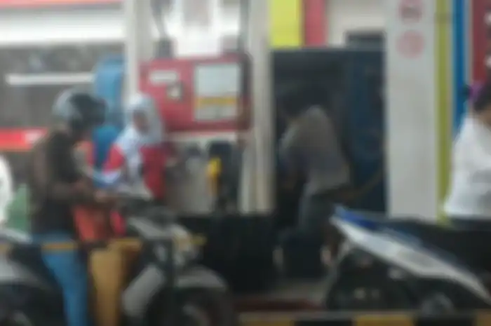 Pengendara tersebut protes karena petugas SPBU menolak untuk mengisi bahan bakar si pengendara. Ini syarat beli bensin pakai jeriken.
