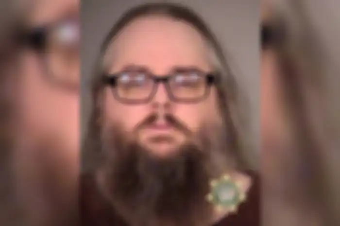 Dia juga membayar kamar hotel mereka di Portland, Oregon, secara teratur akan mengasuh anak-anak sementara sang ibu pergi bekerja.