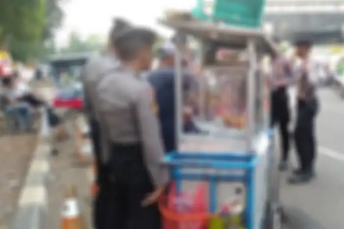 Mereka lah pedagang asongan di depan gedung KPK yang meraih untung setelah menjajakan barang dagangan mereka.