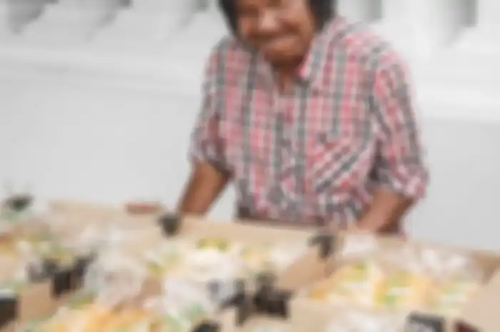 Dia adalah nenek Nid seorang wanita buta dan hidup sebatang kara yang menyambung hidup sebagai penjual roti.