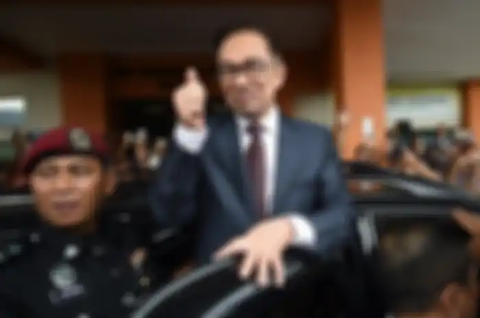 Perdana Menteri Malaysia Mahathir Mohamad mengatakan bahwa dia akan menyerahkan kursi kekuasaannya kepada Anwar Ibrahim.