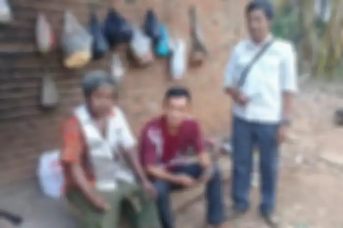 Wagimin dan Suyatno tinggal di rumah semi permanen yang terlihat kumuh di Kelurahan Kelapa Tujuh, Kotabumi Selatan, Lampung Utara.