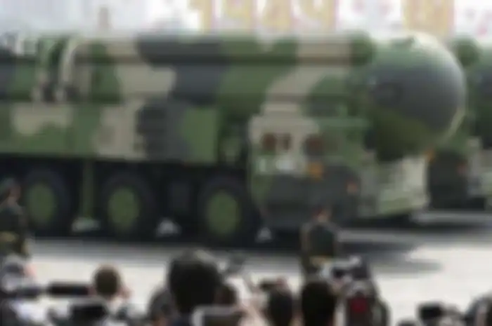 Parade ini diketahui mencakup 15.000 tentara, lebih dari 160 pesawat dan 580 buah peralatan militer.