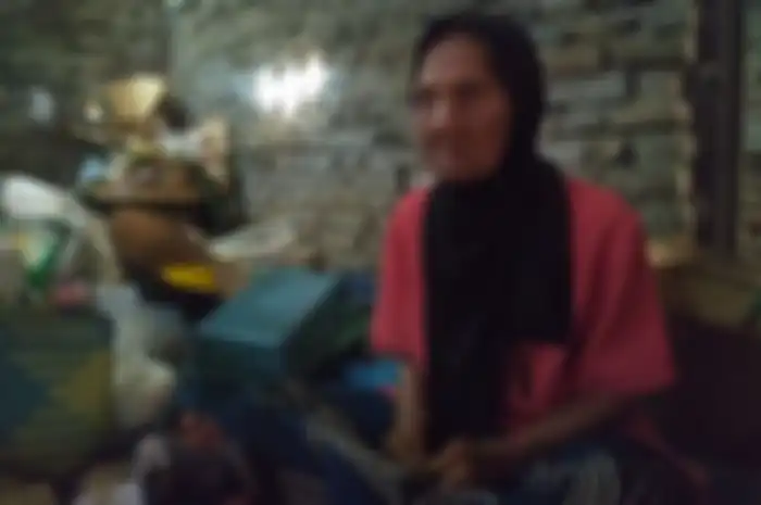 Ia diajak bicara mengenai kesehariannya yang masih bekerja mencari sisa kacang dan padi di sawah milik warga yang panen meski telah berusia lanjut.