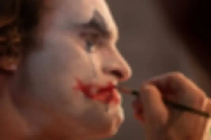 Dengan kulitnya yang putih luar biasa, rambut hijau, bibir merah cerah, dan senyum lebar, Joker dapat membangkitkan ketakutan yang sama.