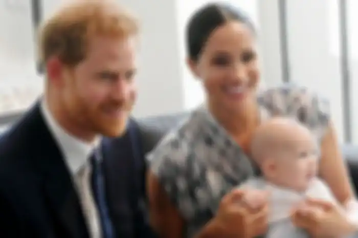 Archie Mountbatten-Windsor merupakan anak sulung dari Pangeran Harry dan Meghan Markle dan berada di urutan 7 dalam garis suksesi takhta Inggris.