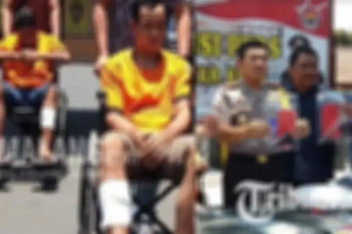 Rofii dan istrinya bahkan sempat disekap dan dianiaya di rumahnya yang berada di Desa Gembongan, Kecamatan Ponggok, Kabupaten Blitar.