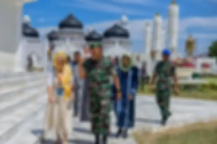 Adalah Hardius Rusman, anggotaTNI berpangkat Kopral Dua (Kopda) yang membuat masyarakat berdecak kagum.