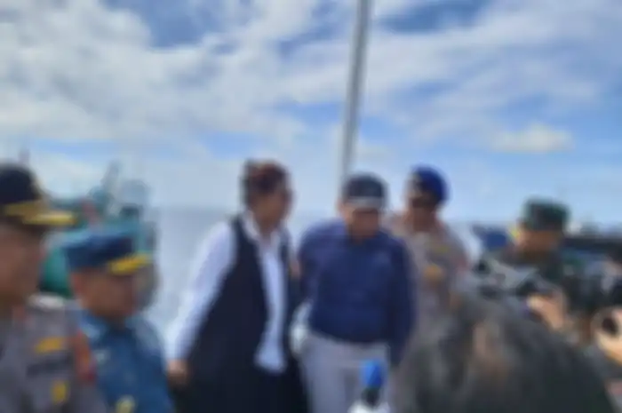 Masih di atas kapal, Susi juga memberi aba-aba untuk penenggelaman kapal illegal fisihing di Belawan.
