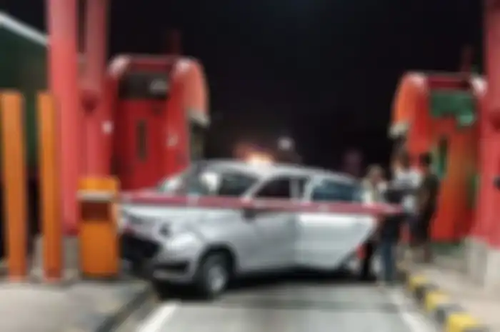 Berhenti sejenak di ruas Tol Tangerang Merak, Kecamatan Cikupa, Kabupaten Tangerang, siapa sangka akan jadi sasaran kejahatan.