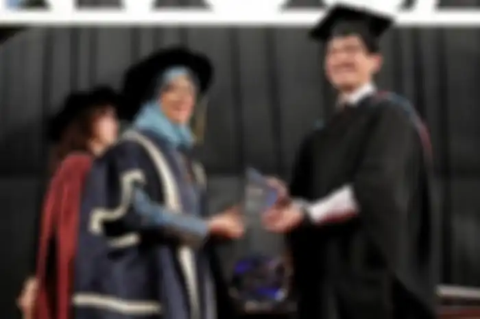 Putra bungsu Presiden Joko Widodo, Kaesang Pangarep, telah lulus sarjana dari Singapore, berikut fakta-faktanya.