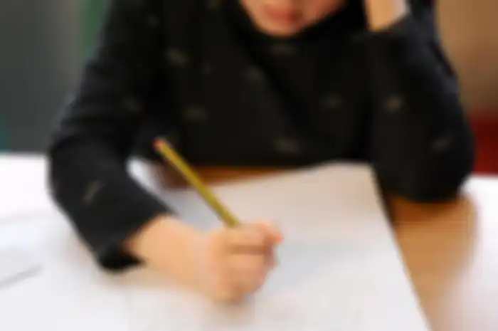 Gadis kecil itu dipuji sebagai pemberani karena menentang pertanyaan yang bernada kasar dalam pekerjaan matematikanya.