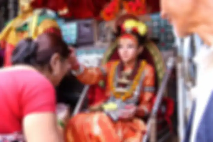  Di Nepal, ada suatu kepercayaan yang berkembang di tengah umat Hindu dan Budha yang menyembah Dewi Kumari.