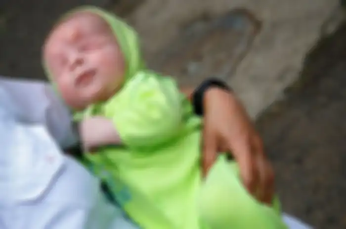 Bayi laki-laki itu dititipkan ibunya di panti asuhan, tak cukup sampai disitu, ia memiliki kondisi langkam terlahir 'tanpa' mata.