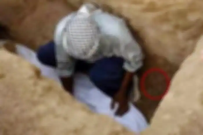 Pelaku memutuskan untuk membongkar makam dan membawa jenazah itu ke rumahnya, kisahnya pun menjadi viral.
