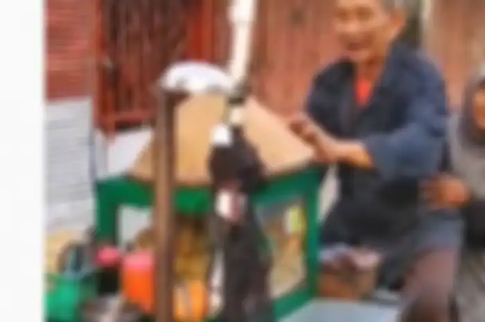 Bermodalkan gerobak yang dijalankan dengan sepeda, Slamet memboncengkan Painem sambil menjajakan baksonya.
